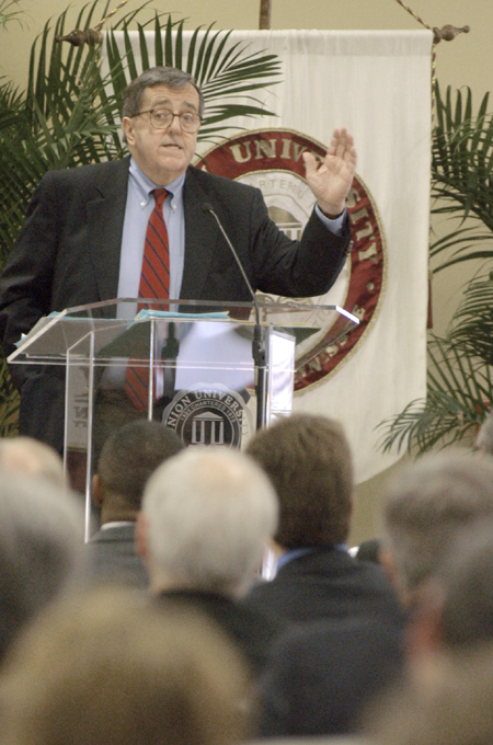 Syndicated columnist and commentator Mark Shields speaks about the upcoming politcal election at the sixth annual Union Forum. - Photo by Lindsay Stavish