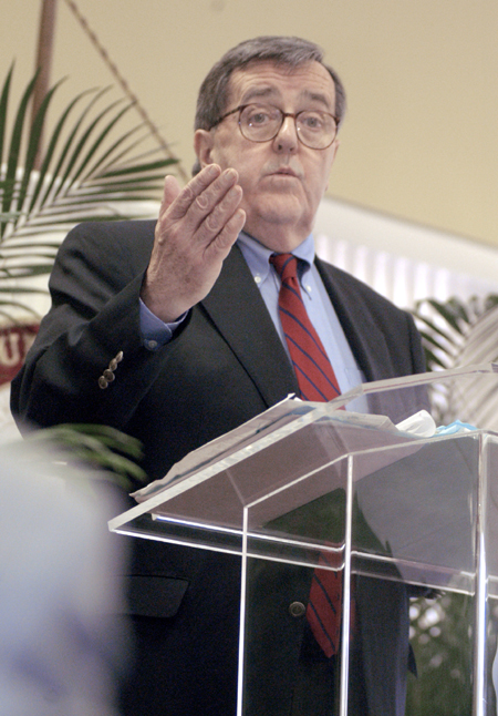 Syndicated columnist and commentator Mark Shields speaks about the upcoming politcal election at the sixth annual Union Forum. - Photo by Lindsay Stavish