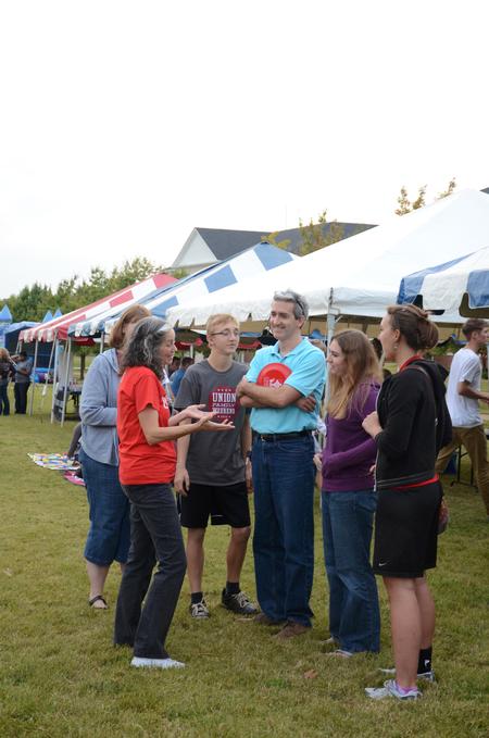 Sandy Bantz(left) talks with Bethany Hardman, junior broadcast journalism major, Melissa Hardman, freshman applied linguistics major, and their family at Union Night during Family Weekend. - Photo by Anne Richoux