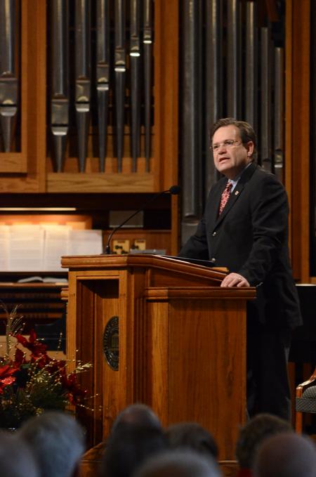 Gene Fant, executive vice president for academic administration, speaks before leading the congregation in a reading of the Apostles' Creed as a part of a service of celebration and thanksgiving for David and Lanese Dockery. - Photo by Anne Richoux