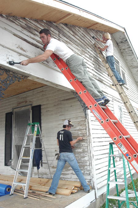 Freshmen members of Lambda Chi Alpha, (left to
right) Jordan Perry, Brody Ferrell, and John Kay,
lend a helping hand and a paintbrush to Jackson’s
Habitat for Humanity on East Chester Street during Day of Remembrance. - Photo by Jim Veneman