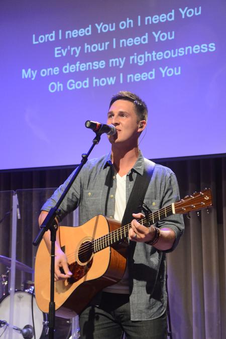 Union alum Brett Perkins leads worship at the chapel for parents and new students on move-in day. - Photo by Emily Stookey