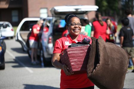 Renee Jones, associate director of the Vocatio Center for Life Calling and Career, helps new students unload their cars during move-in day. - Photo by Kristi McMurry Woody