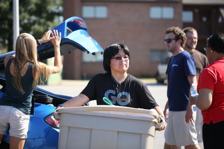 Upperclassmen, faculty and staff help new students move in.  - Photo by Kristi McMurry Woody