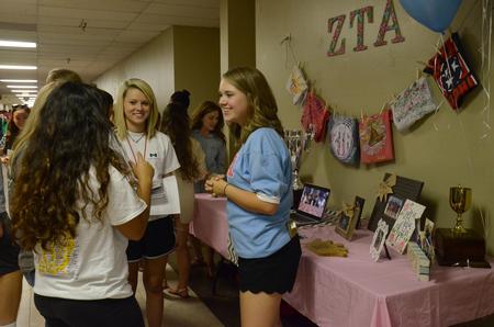 New students talk to Laura Ritcheson, junior psychology major, at the Zeta Tau Alpha table at the Student Organization Fair. - Photo by MiKalla Cotton