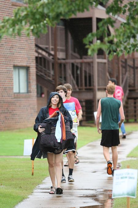 Upperclassmen help new students carry belongings to the residence halls during new student move-in day.  - Photo by Kristi McMurry Woody