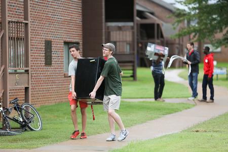 Upperclassmen help on new student move-in day. - Photo by Kristi McMurry Woody