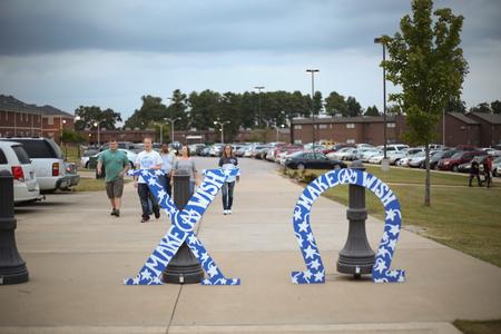 Students make their way over to the Bowld Student Commons for the Chi Omega Make-a-Wish BBQ fundraiser. - Photo by Kristi McMurry Woody