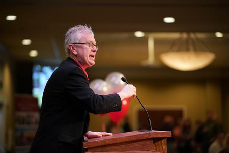 Robbie Graves, assistant vice president for undergraduate admissions, welcomes prospective students to Day at the U.  - Photo by Kristi McMurry Woody
