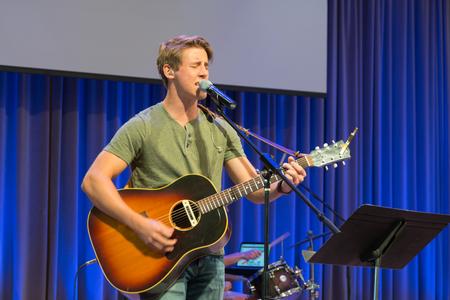 UWorship leads chapel in music. - Photo by Lynn Tucker