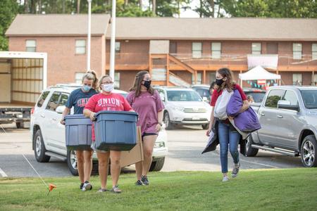 Students, faculty and staff help out during New Student Move-in Day. - Photo by Kristi McMurry Woody