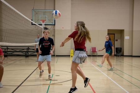 New students play a round of volleyball during Welcome Week rec night.  - Photo by Joey Echeverria