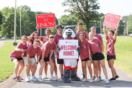 Student leaders pose with the Buster mascot on Move-in Day. - Photo by Kristi McMurry Woody