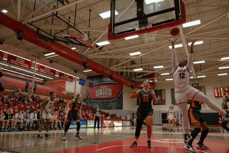 Jaelencia Williams goes for a layup during the Homecoming 2021 basketball game. - Photo by Cade Smith