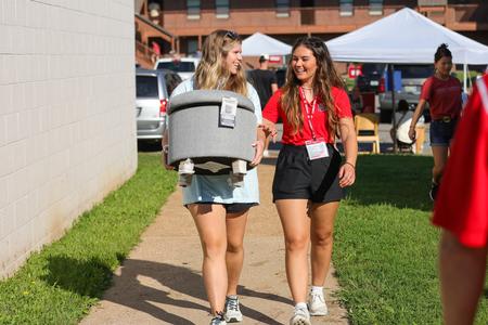 Union senior, Laila Al-Hagal, helps move in new student, Lexi Strother, to Union during freshmen move-in day. - Photo by Suzanne Rhodes