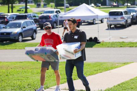 Cross country coach, Bailey Bell, and assistant professor of Biblical studies, Matthew Albanese, help move in Union's newest students during freshmen move-in day. - Photo by Suzanne Rhodes