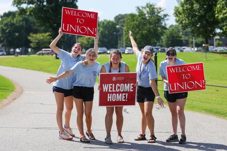 Life Groups members help welcome Union's newest students to campus during freshmen move-in day. - Photo by Suzanne Rhodes