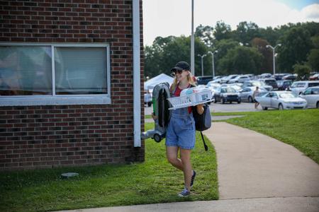 Life Group Leader Katie McCann helps a freshman move onto campus during Move-In Day. - Photo by Karley Hathcock