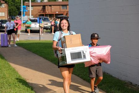 Freshman Averie Gundy moves in to her campus apartment in Heritage during Welcome Week. - Photo by Karley Hathcock