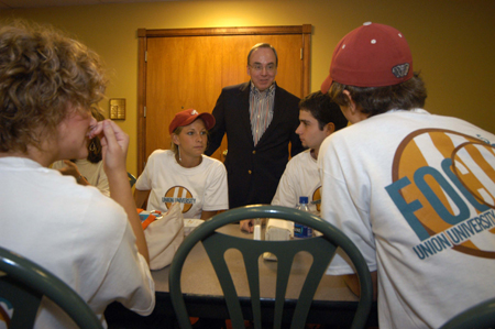 President Dockery visits with Elizabeth Walker of Louisville, Ky. and friends at the Ice Cream Social during New Student Orientation. - Photo by Morris Abernathy