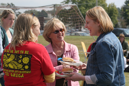 Dean Kimberly Thornbury chats with Junior Susan Briggs and her mother during the Chi Omega Family Weekend barbecue. - Photo by Kyle Kurlick