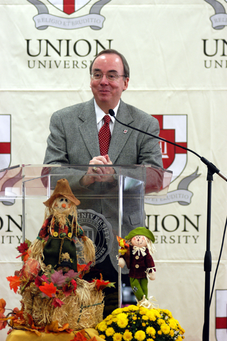President David S. Dockery welcomes the Union Auxiliary members at their fall luncheon. - Photo by Morris Abernathy