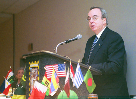 President David S. Dockery speaks at the Southwestern National Alumni Luncheon shortly before receiving the 2002 Distinguished Alumni Award from Southwestern Baptist Theological Seminary. - Photo by Jim Veneman
