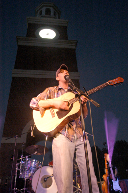 Joe Garner performs in front of Miller Tower during SAC's Welcome Back Concert featuring Micah Dalton and Josh Wilson. - Photo by Brad Moore
