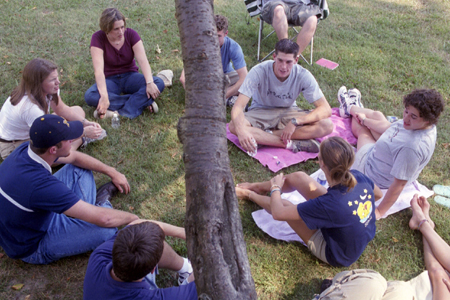 Patrick Compau's FOCUS group fellowships on the lawn during a picnic lunch in The Grove during New Student Orientation. - Photo by Kasey Carty-Campbell