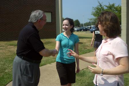 President Dockery meets Joy Howard, an elementary education major from Memphis, and her mom Denise during Freshman move-in day. - Photo by Stephanie Schroeder