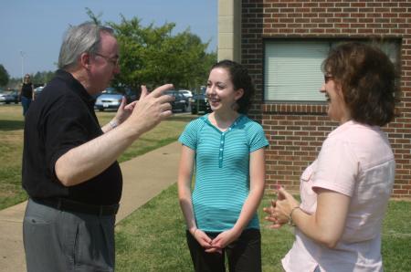 President Dockery talks with Joy Howard, an elementary education major from Memphis, and her mom Denise. - Photo by Stephanie Schroeder