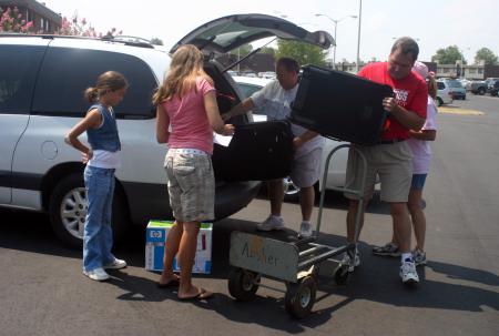 Keith Absher helps Hank Techentin and his daugters Mary Alisa, undeclared major, and Ally, from Thompson Station, TN, move into McAfee Residence Complex. - Photo by Stephanie Schroeder