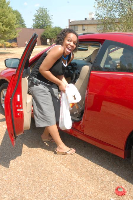 Amber-Rose Hawkins, a nursing major from Nashville, unloads her car during Freshmen Move-In Day. - Photo by Kathleen Murray